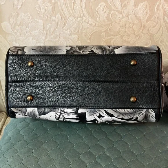 Anushka zip around satchel Cleopatra’s leopard - Picture 5 of 16